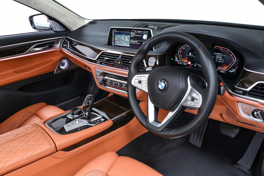 Интерьер BMW 750Li xDrive (G12) 2019 года  (ZA) (фото 30 из 40)